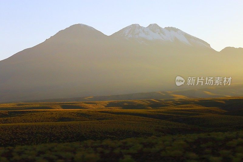 戏剧性的景观:日出时积雪覆盖的火山和田园般的阿塔卡马沙漠草原，火山景观全景-圣佩德罗阿塔卡马，智利，Bolívia和阿根廷边境