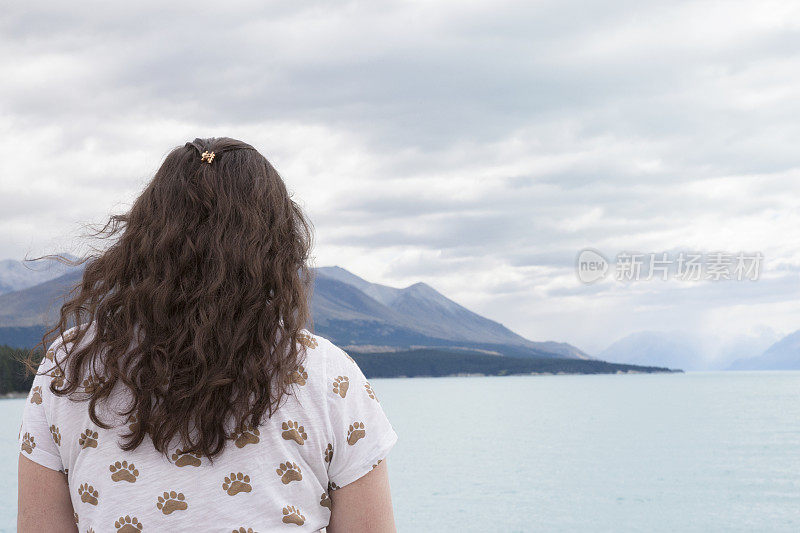 女游客在新西兰南阿尔卑斯山的特卡波湖