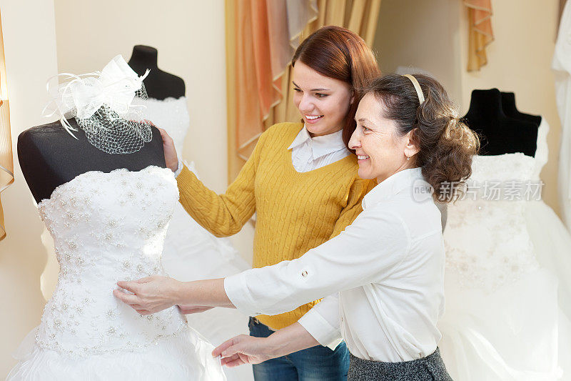 女人帮助女人选择新娘礼服