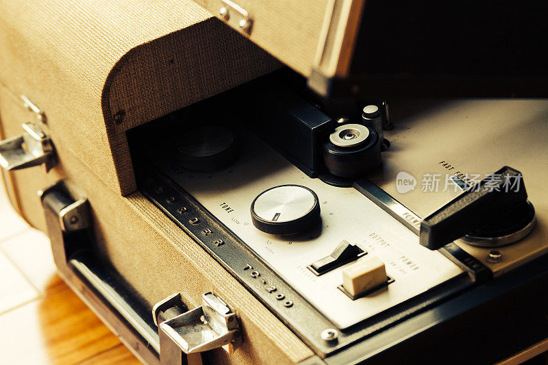 旧的盒式磁带录音机