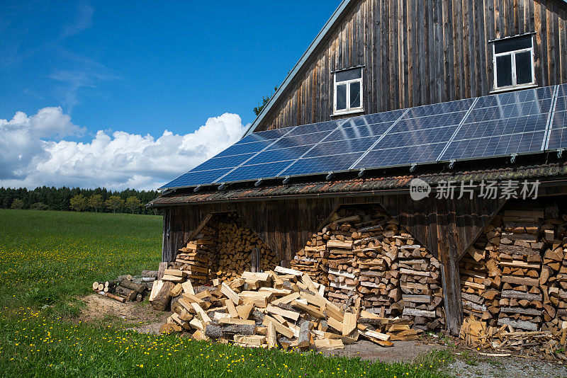 谷仓里的太阳能收集器和木柴