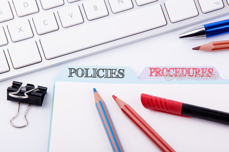 政策和程序。白色办公桌子上的文件夹注册表