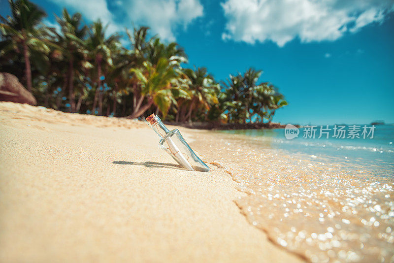 热带岛屿海滩上的一个带着信息的瓶子