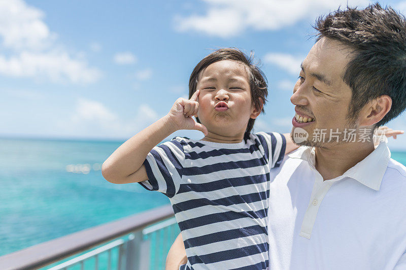 一对日本父子在关岛欣赏大海