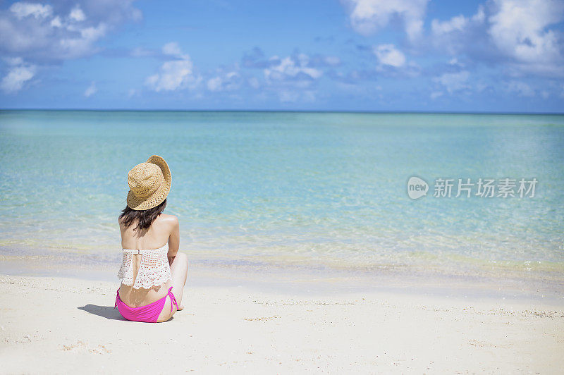 年轻的成年女子在关岛享受干净的海滩