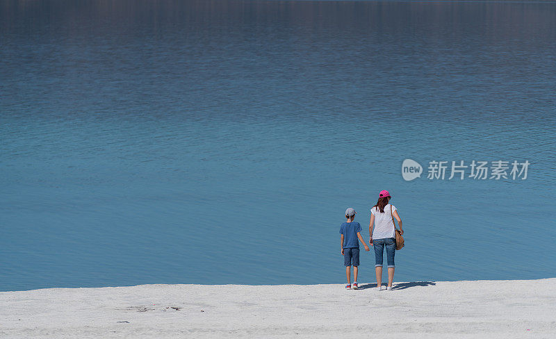 母亲和儿子想去土耳其的萨尔达湖