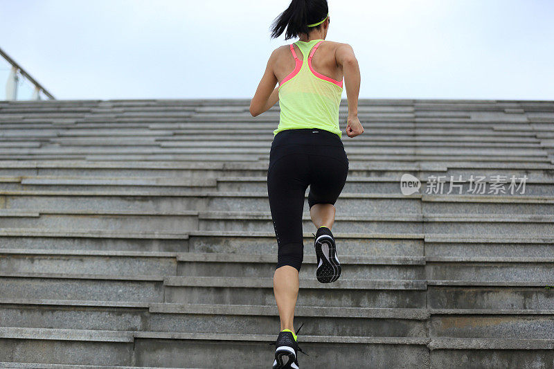 运动女性跑上石头楼梯