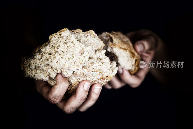 女人的手拿着一片面包