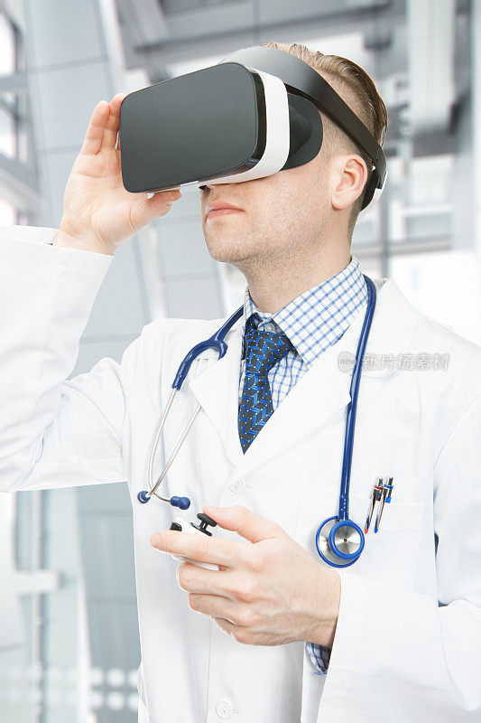 戴着VR眼镜的男医生在室内拍摄