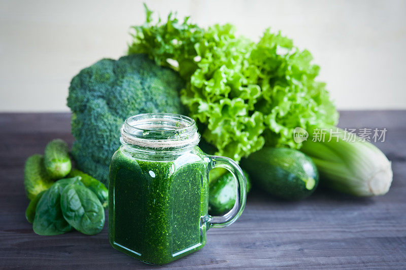 绿色蔬菜和蔬菜制成的冰沙。沙拉，花椰菜，菠菜，芹菜。玻璃和绿色的冰沙。从上面的观点