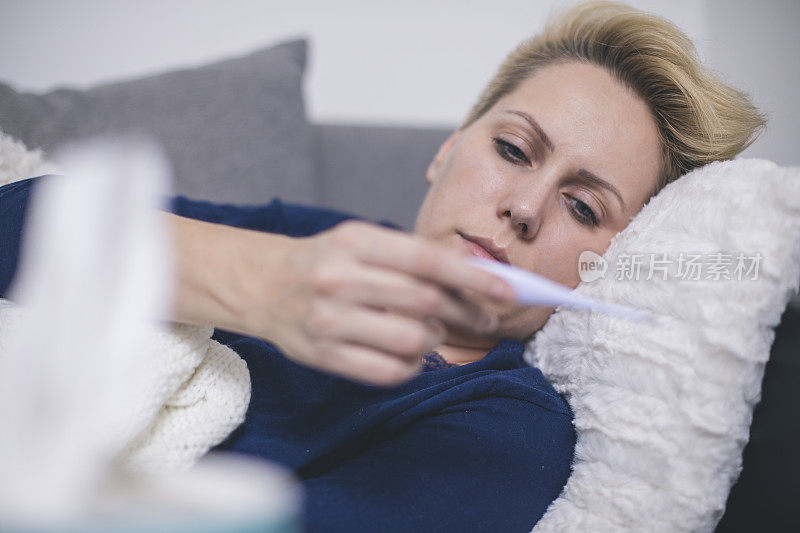 生病的女人感冒了女人感冒了打喷嚏到组织中。头疼病毒