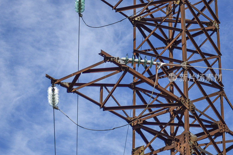 支持高压电线对抗蓝天白云。电气工业