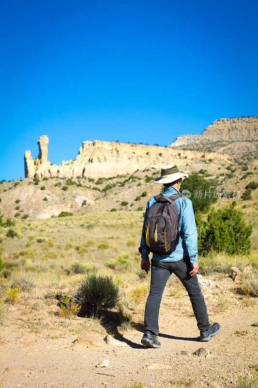 老年人徒步旅行，烟囱岩，幽灵牧场，NM