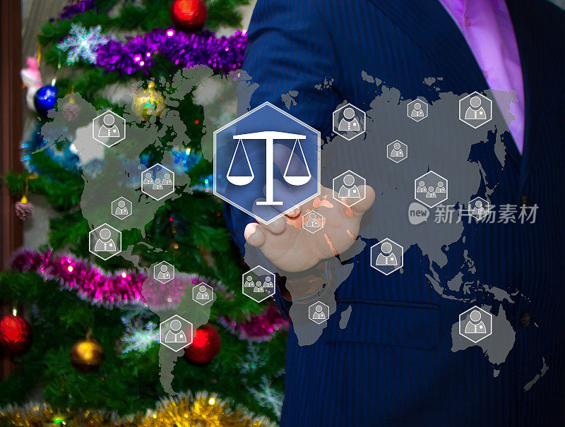 商人在触摸屏上选择天秤座，背景是圣诞树和装饰品。特殊的塑身。商业、安全、互联网、法庭、法庭。