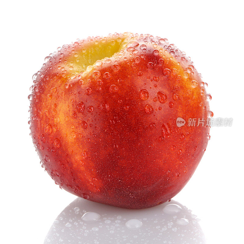 新鲜的桃子与水滴。特写，微距摄影
