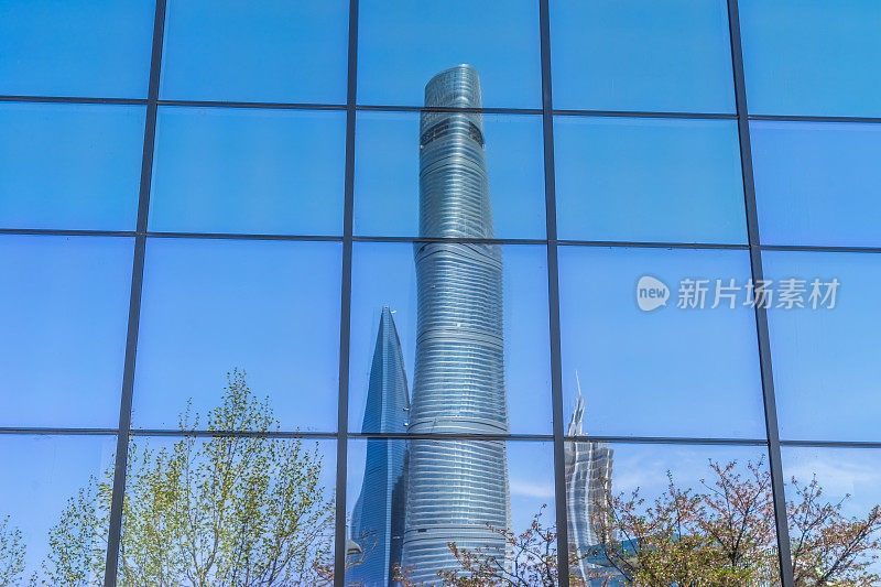 现代的玻璃摩天大楼反映