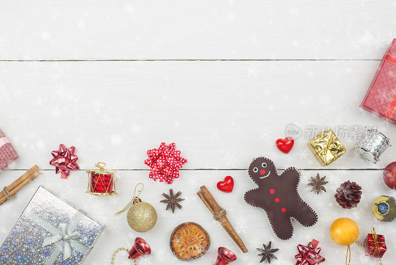 圣诞和新年快乐对象装饰平铺与复制空间在白色木桌背景与雪花。礼物和祝贺的概念。
