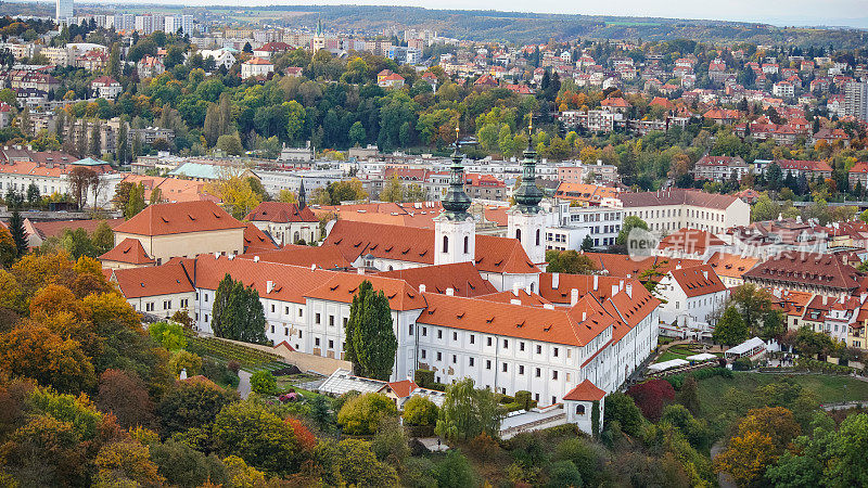 鸟瞰图与红色屋顶的老城在布拉格，捷克共和国。