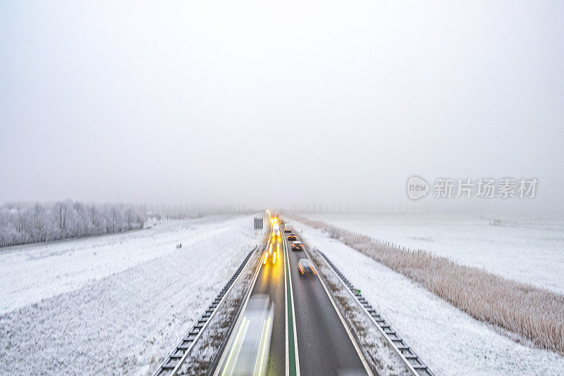 交通驾驶在一个寒冷的雪景