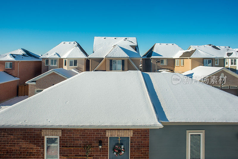 为冬天做好准备:居民房屋的屋顶被大雪覆盖