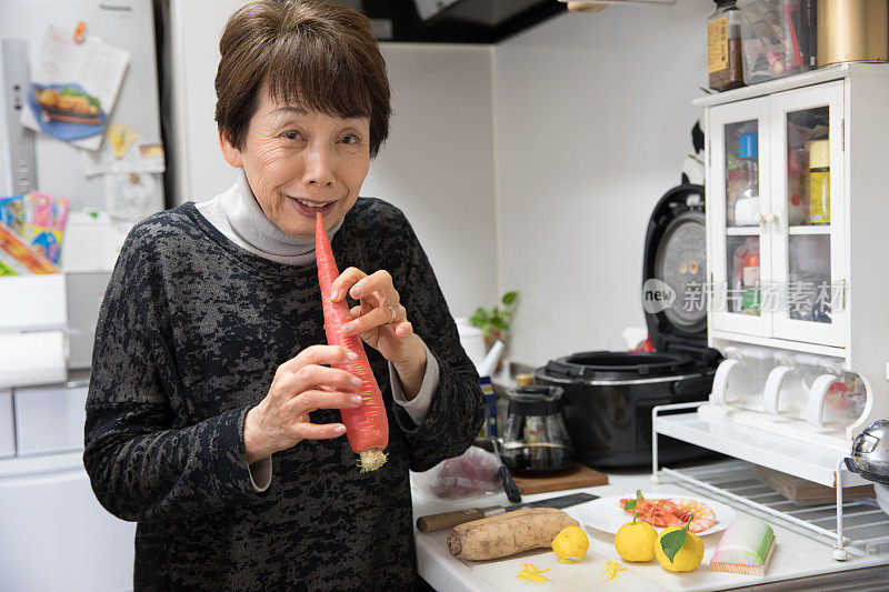 日本女人玩日本红金木胡萝卜