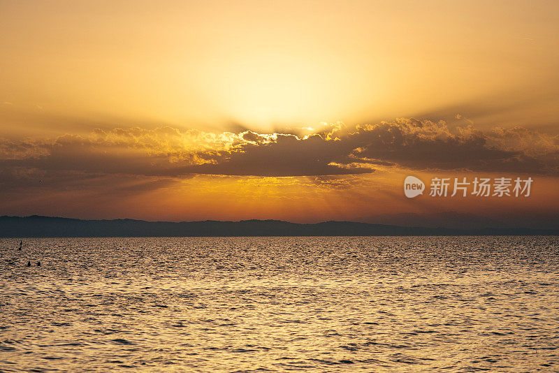 橙色的夕阳和地平线在希腊和爱琴海