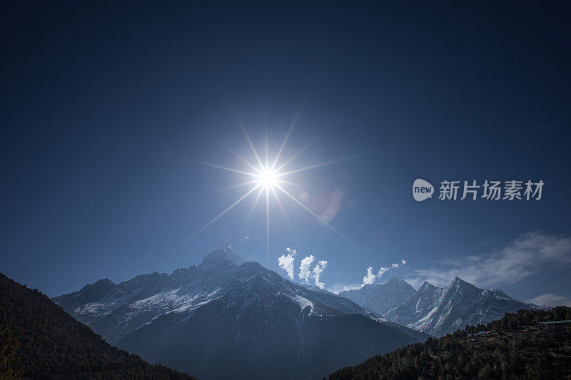 阳光照耀着遥远的山脊附近的珠穆朗玛峰，尼泊尔，与黑暗的心情