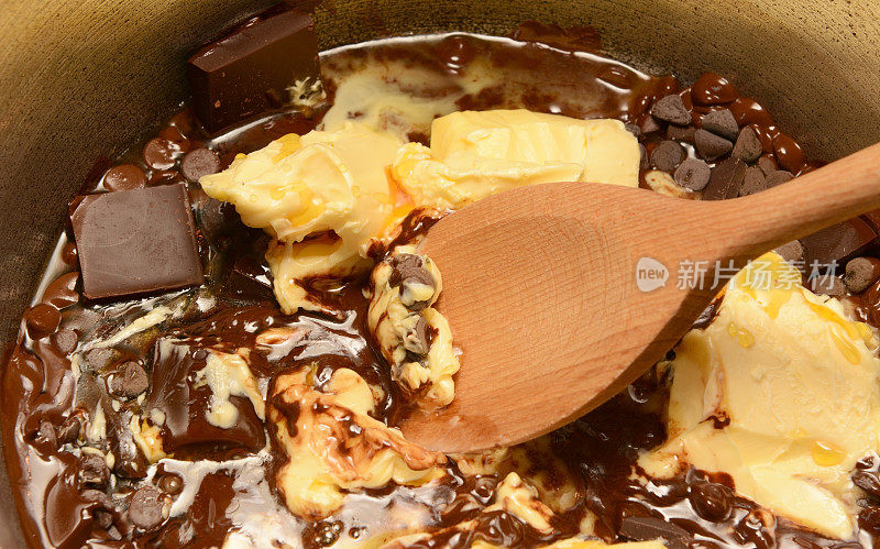 在平底锅里融化黄油和巧克力