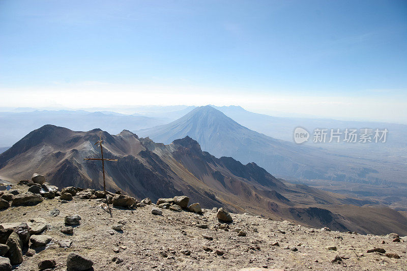 在一个美丽的日子里，站在秘鲁查卡尼火山的顶峰