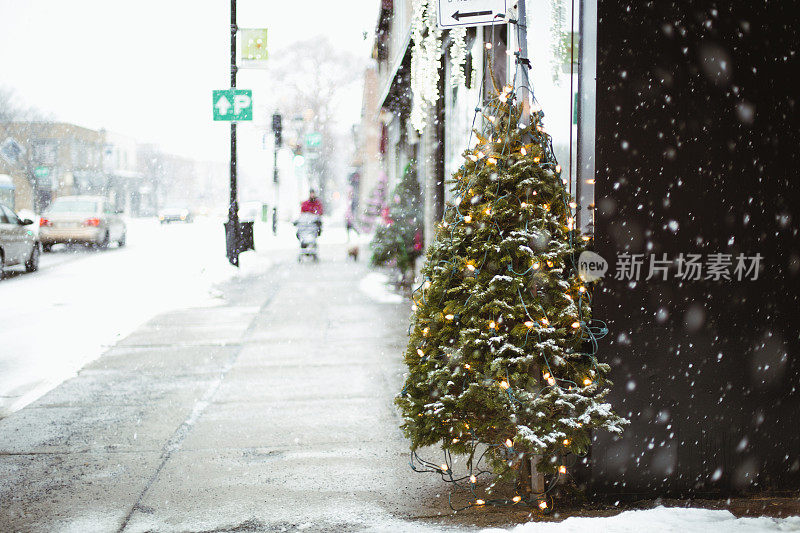 装饰圣诞树和雪花在圣诞节期间落在蒙特利尔的街道上