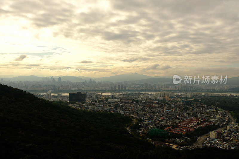 日出时的首尔市景