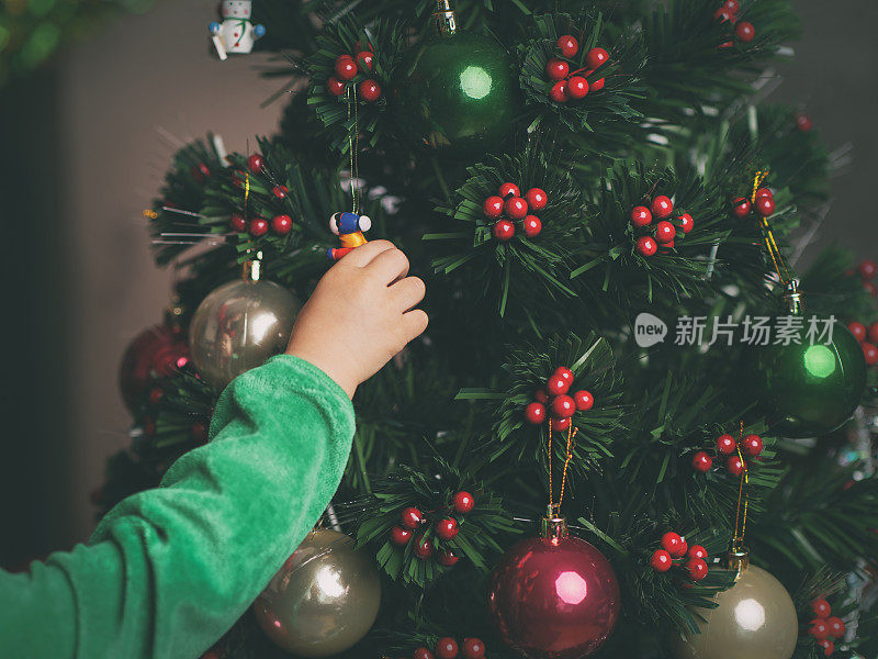 小女孩在装饰圣诞树
