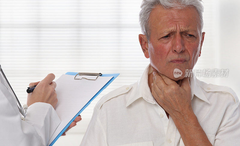 女医生老男在体检时喉咙疼痛。男人要控制甲状腺了。