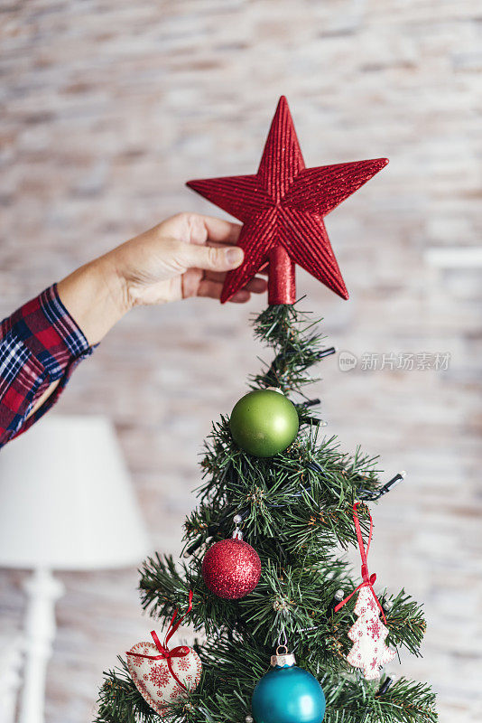 用装饰品和圣诞灯装饰圣诞树