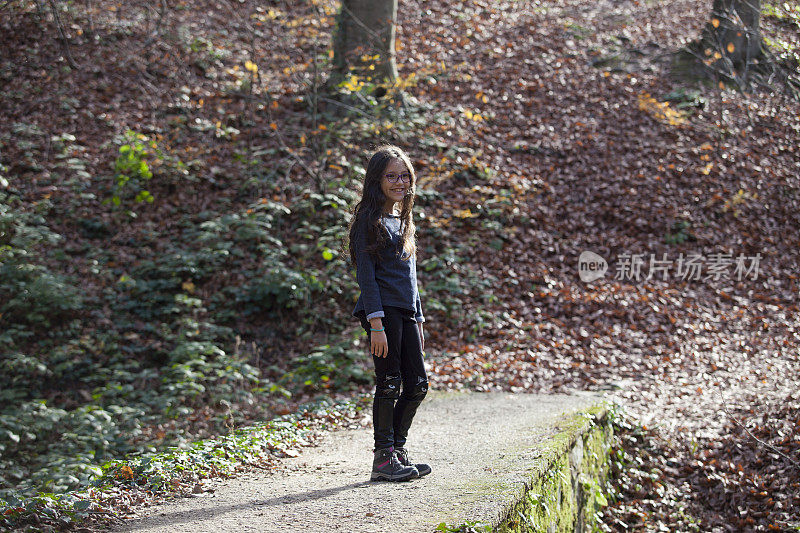 秋天里,女孩在树林里
