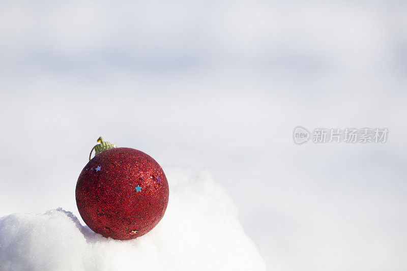 红色新年球装饰户外在雪