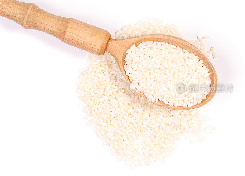 白色背景上的米粒木勺