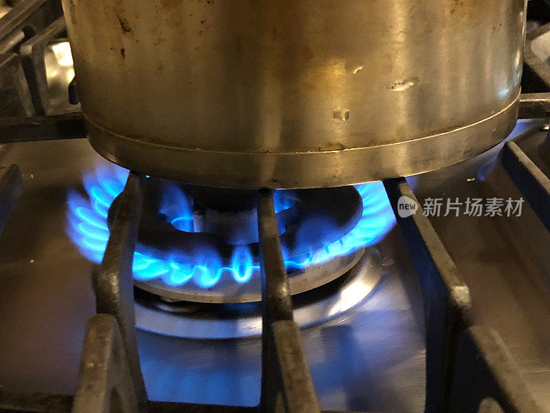 烹饪的蓝色火焰
