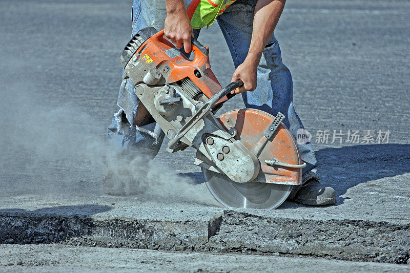 在道路维修现场锯切沥青路面