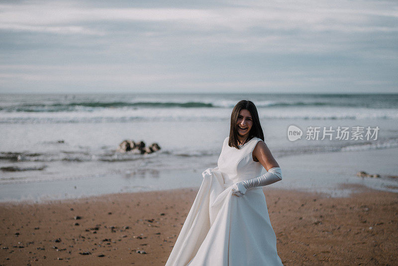 海滩上穿着婚纱的女人