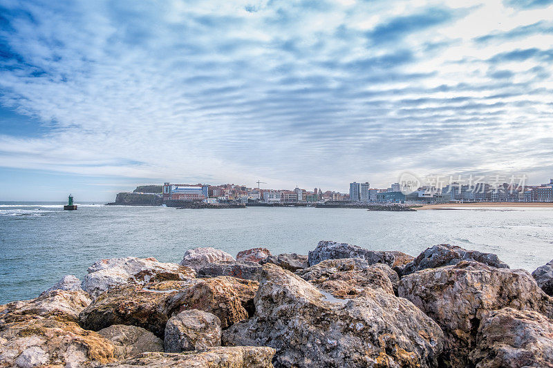 波尼恩特海滩和城市景观，Gijón，阿斯图里亚斯，西班牙。