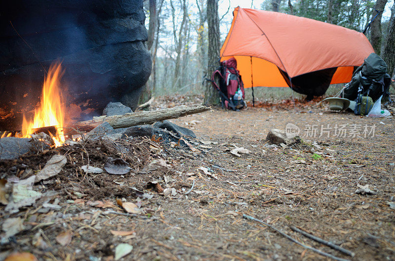 露营地的吊床和帐篷，带火