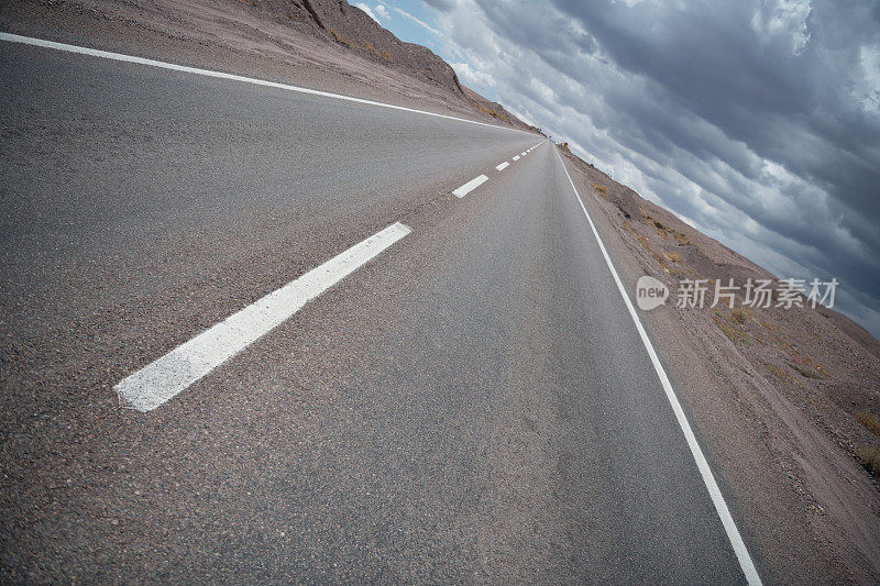 在阿塔卡马沙漠无限的道路，戏剧性的云