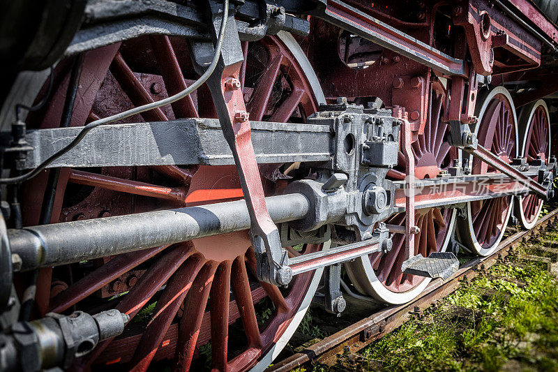 铁路侧线上的老式蒸汽机车
