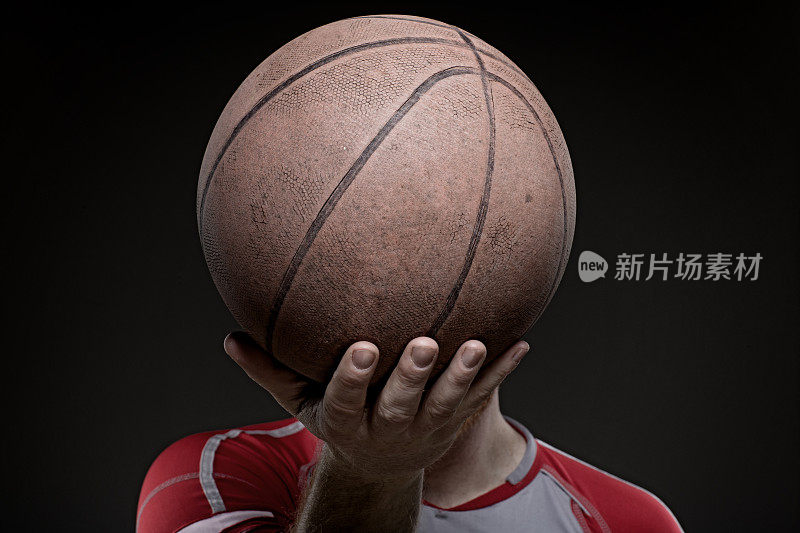 蓄着胡子的侵略性红发成年男子篮球运动员拿着一个篮球