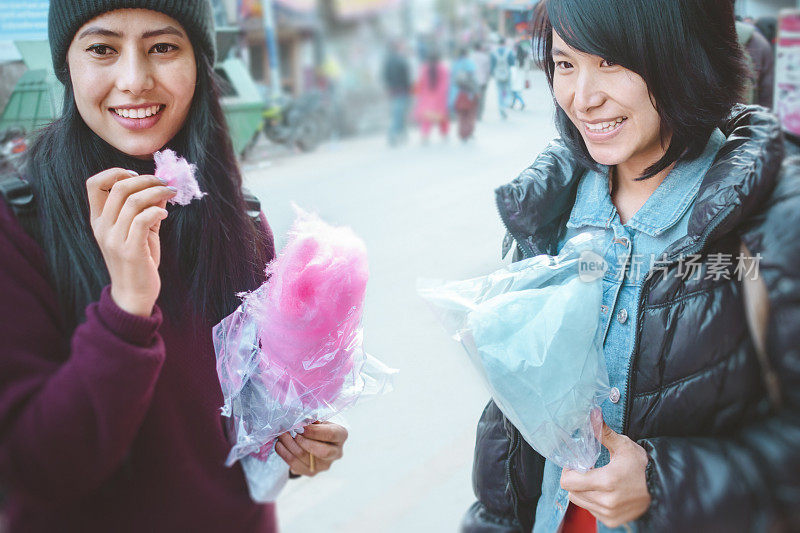 女性朋友喜欢吃棉花糖。