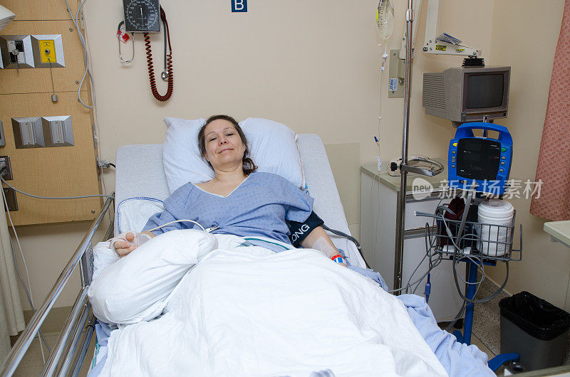 手术后躺在病床上微笑的女人