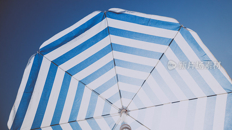沙滩伞代表夏天