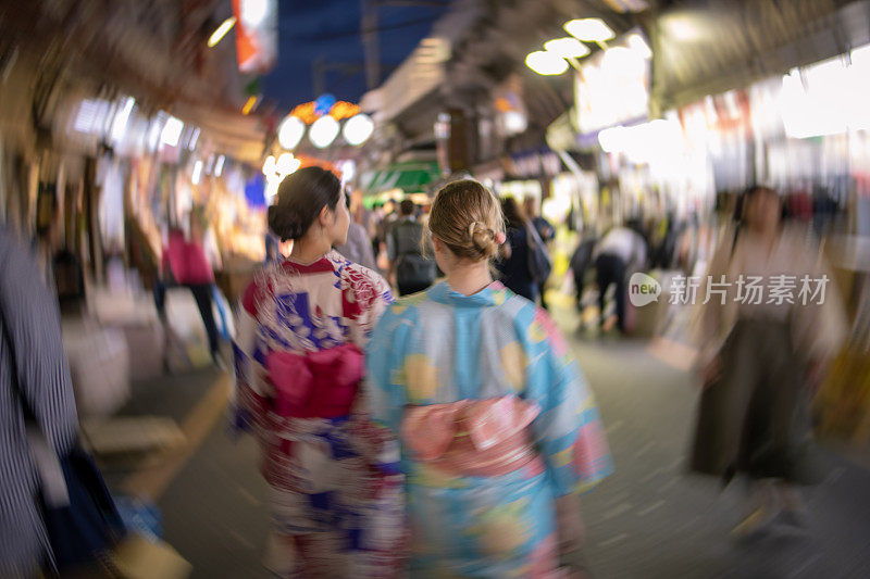 多民族女性朋友在夜市散步