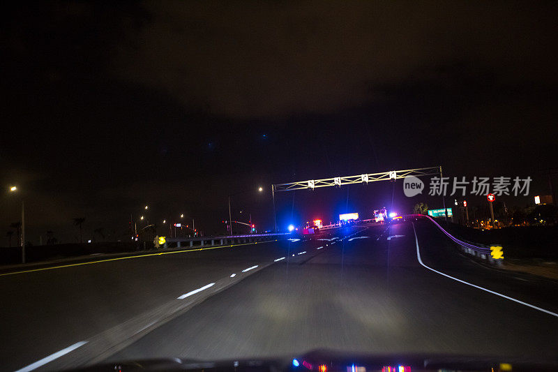 夜间警察在检查站干预酒后驾车